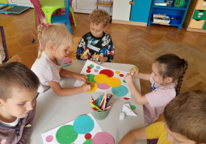 Dzieci tworzą kropkową krainę