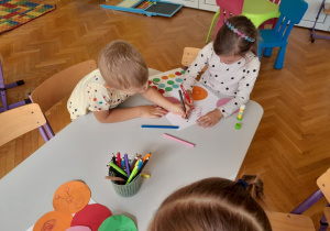 Dzieci tworzą kropkową krainę