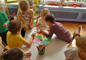 Dzieci tworzą kropkową krainę