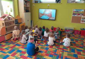 Dzieci oglądają bajkę o Vashti