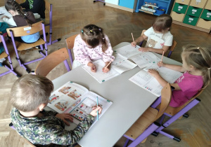truskawki pracują w książkach