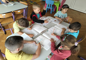 truskawki pracują w książkach
