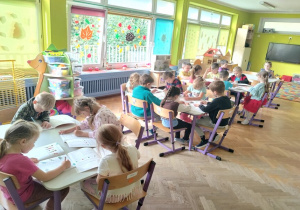 truskawki pracują w książkach
