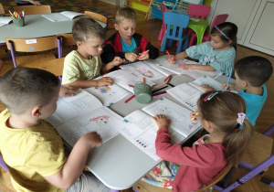 truskawki pracują w książkach