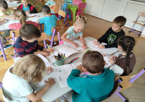 truskawki pracują w książkach