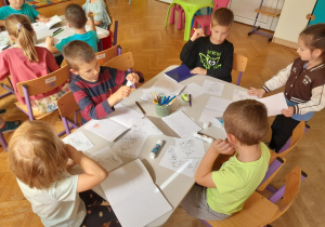 Dzieci tworzą zeszyty projektowe