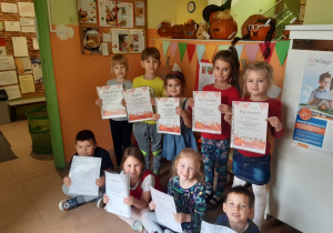 Dzieci prezentujące swoje prace