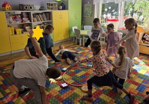 dzieci ćwiczą