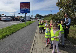 dzieci stoją na skrzyzowaniu