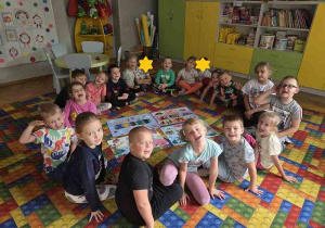 dzieci sprzątają