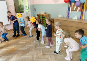 Dzieci tańczą przy muzyce