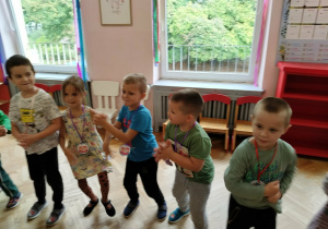 Dzieci tańczą przy muzyce