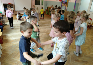 Dzieci tańczą przy muzyce