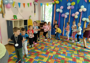Dzieci tańczą przy muzyce