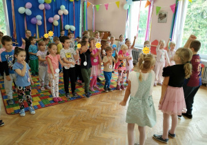 Dzieci tańczą przy muzyce