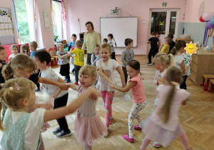 Dzieci tańczą przy muzyce