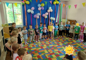 Dzieci tańczą przy muzyce