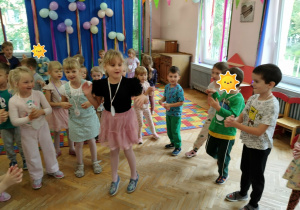 Dzieci tańczą przy muzyce