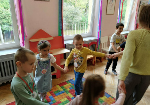 Dzieci tańczą przy muzyce