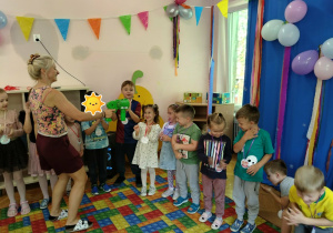 Dzieci tańczą przy muzyce