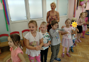 Dzieci tańczą przy muzyce