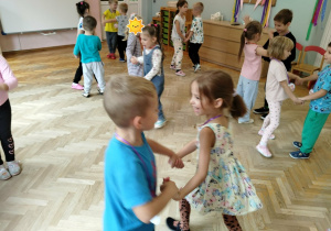 Dzieci tańczą przy muzyce
