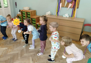 Dzieci tańczą przy muzyce