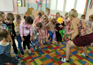 Dzieci tańczą przy muzyce