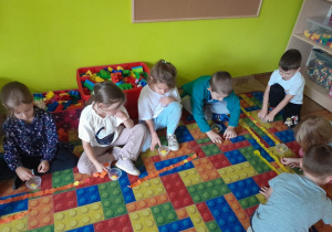 Dzieci układają liście na paskach bibuły