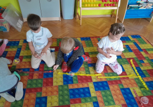 Dzieci układają liście na paskach bibuły