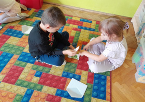 Dzieci układają puzzle z warzywami