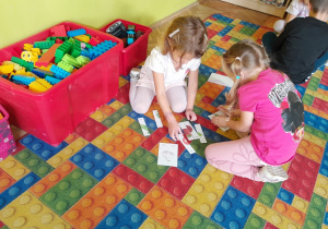 Dzieci układają puzzle z warzywami
