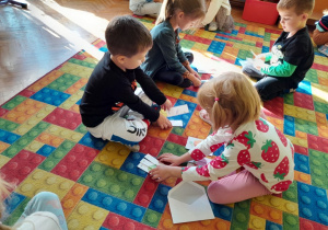 Dzieci układają puzzle z warzywami