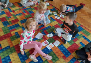 Dzieci układają puzzle z warzywami