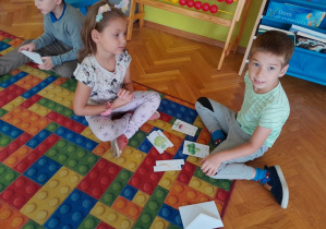 Dzieci układają puzzle z warzywami
