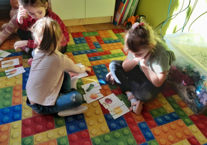 Dzieci układają puzzle z warzywami