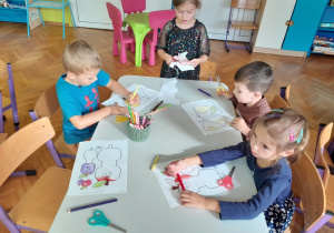 Dzieci tworzą pracę plastyczną