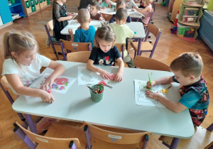 Dzieci tworzą pracę plastyczną