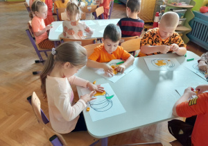 Dzieci tworzą pracę plastyczną