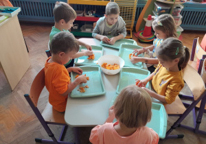 Dzieci wyciągają pestki z dyni