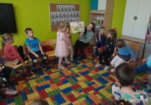 Dzieci słuchają czytanej książki