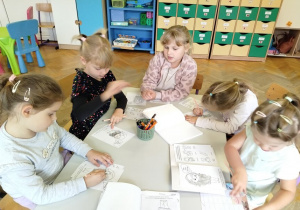dzieci wykonują zadanie projektowe