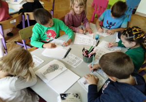 dzieci wykonują zadanie projektowe
