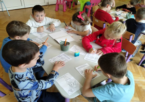 dzieci wykonują zadanie projektowe