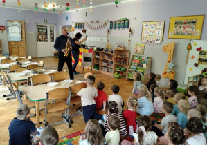 Dzieci słuchają brzmienia instrumentu