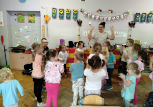 Dzieci tańczą przy muzyce