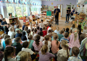 Dzieci słuchają brzmienia instrumentu