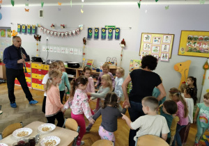 Dzieci tańczą przy muzyce
