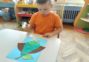 chłopiec w trakcie wykonywania pracy
