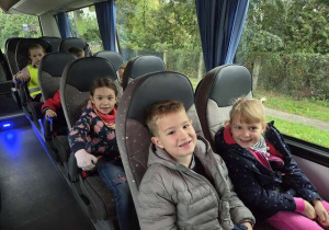 dzieci siedzą w autokarze